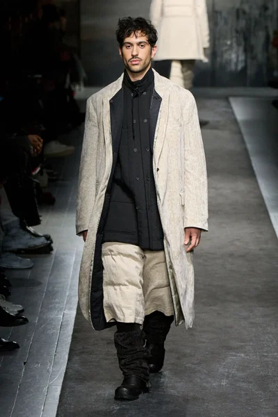 Look 10